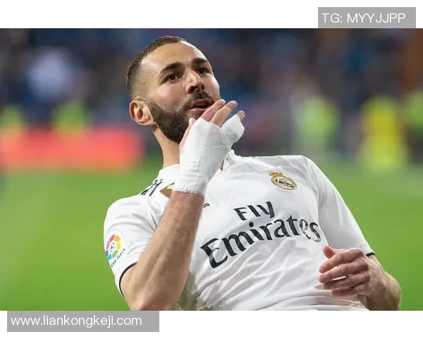 传奇球星回顾老足球明星大合集带你重温经典瞬间与辉煌岁月 传奇球星回顾老足球明星大合集带你重温经典瞬间与辉煌岁月