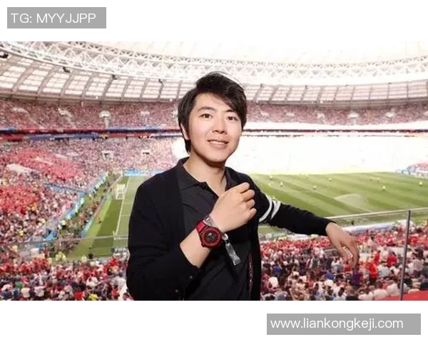 朗朗与足球明星的亲密接触揭示了运动与音乐的完美结合 朗朗与足球明星的亲密接触揭示了运动与音乐的完美结合