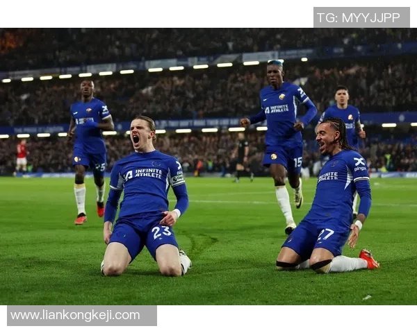 双脚均衡的足球明星如何在赛场上展现独特魅力与技术优势